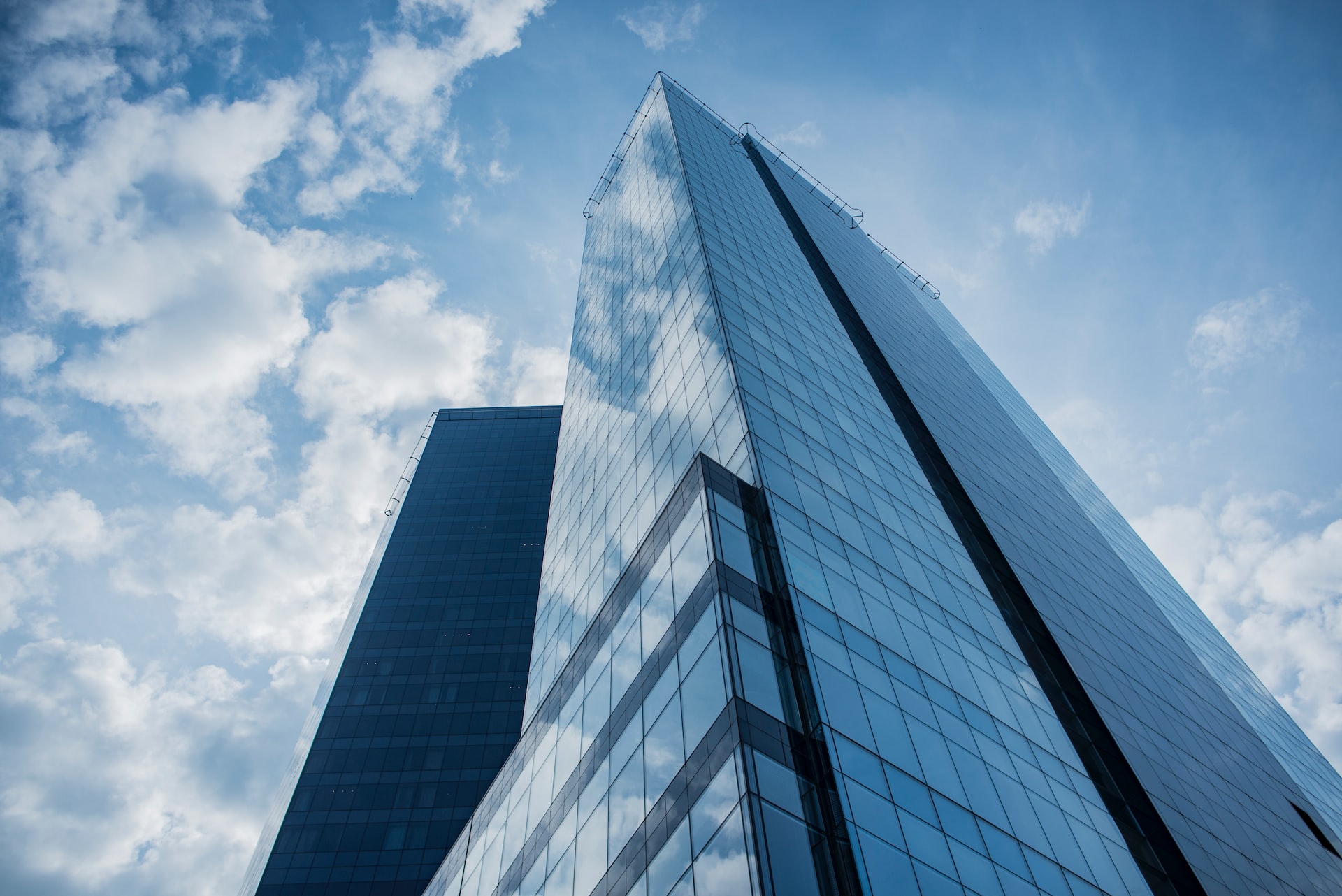 large skyscraper demonstrating the top trends in building energy efficiency